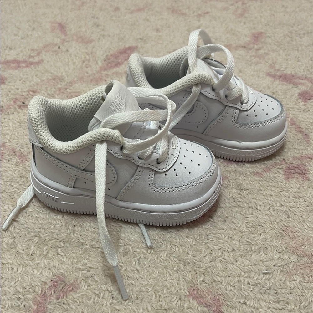 Nike White Air Force 1 Sneakers Classic Design